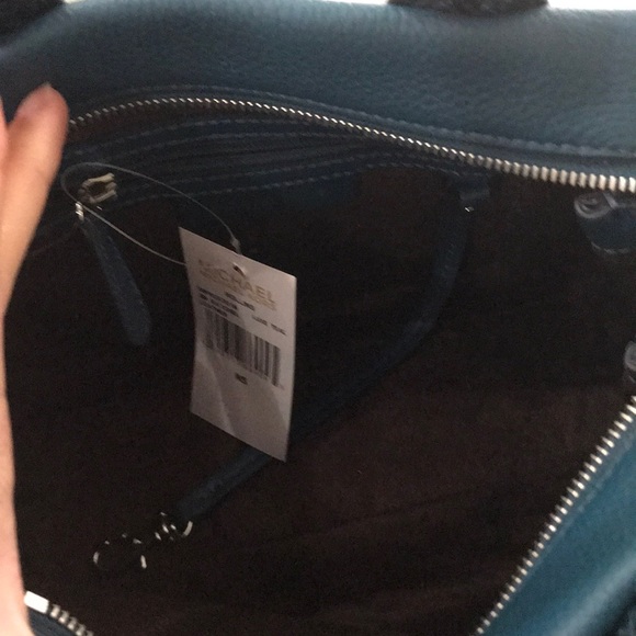 ⭐️⭐️2X HP⭐️⭐️ NWT Authentic Michael Kors Rollins Leather Satchel - Picture 8 of 9